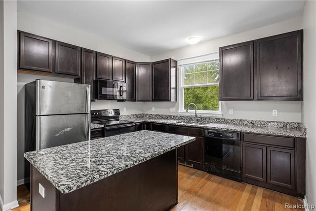 4592 Bradley Circle, Troy, MI 48085