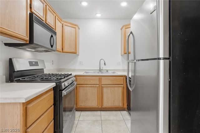 2033 Cary Grant Court, Las Vegas, NV 89142