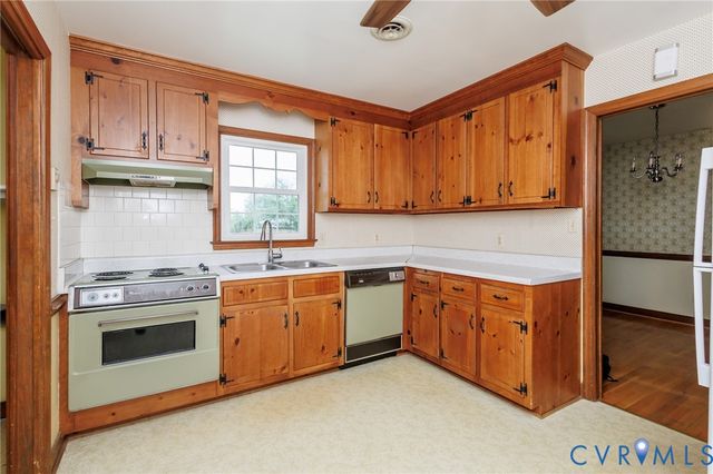 1038 N Cottonwood Rd, Chesterfield, VA 23236