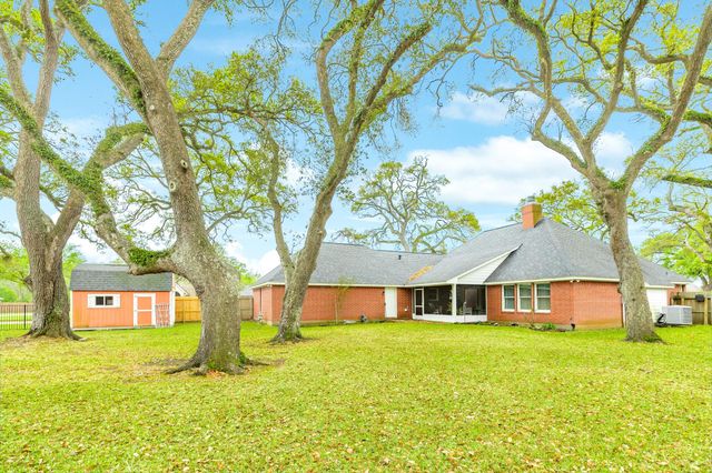 604 Enchanted Oaks Drive, Angleton, TX 77515