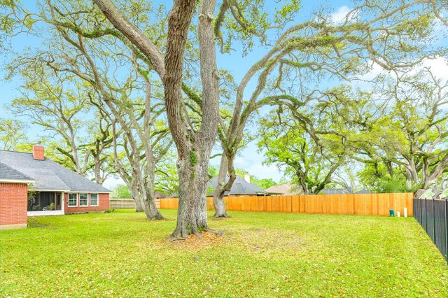 604 Enchanted Oaks Drive, Angleton, TX 77515