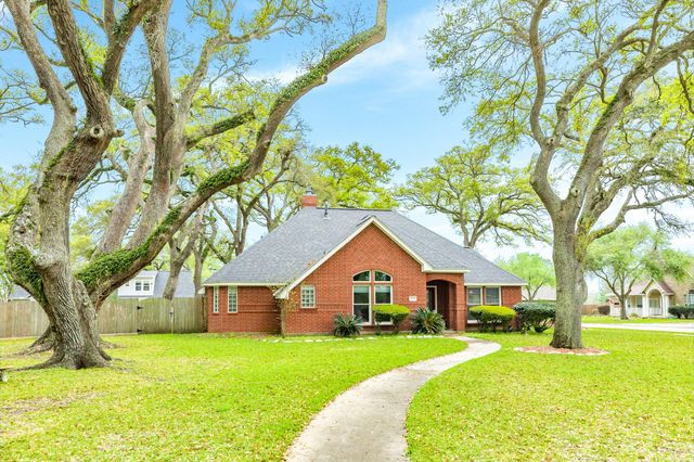 604 Enchanted Oaks Drive, Angleton, TX 77515