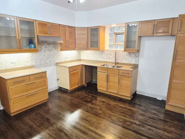 7826 S Bennett Avenue 1, Chicago, IL 60649
