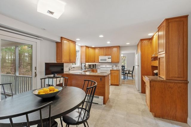 31 Old Stagecoach Rd, Bedford, MA 01730