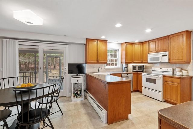 31 Old Stagecoach Rd, Bedford, MA 01730