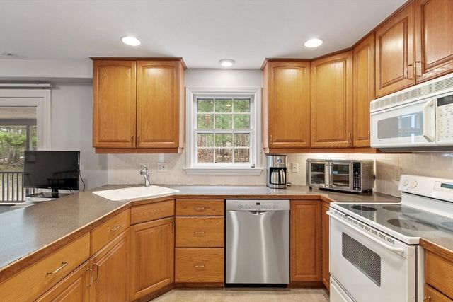 31 Old Stagecoach Rd, Bedford, MA 01730