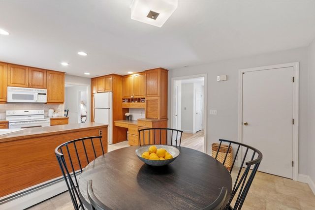 31 Old Stagecoach Rd, Bedford, MA 01730