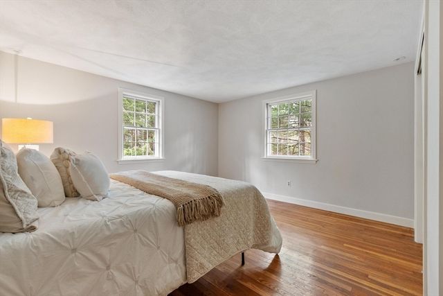 31 Old Stagecoach Rd, Bedford, MA 01730