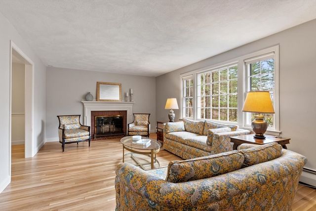 31 Old Stagecoach Rd, Bedford, MA 01730