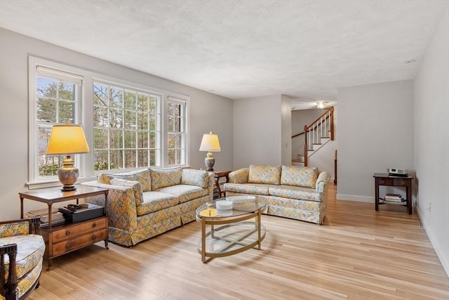31 Old Stagecoach Rd, Bedford, MA 01730