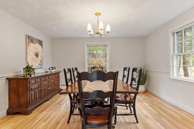 31 Old Stagecoach Rd, Bedford, MA 01730