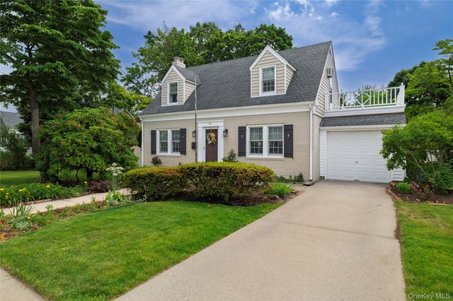 21 Maple Street, Malverne, NY 11565