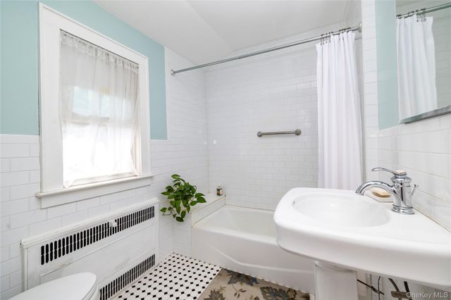 21 Maple Street, Malverne, NY 11565