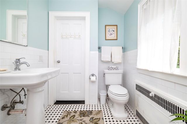 21 Maple Street, Malverne, NY 11565