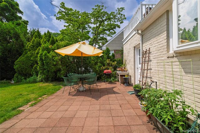21 Maple Street, Malverne, NY 11565