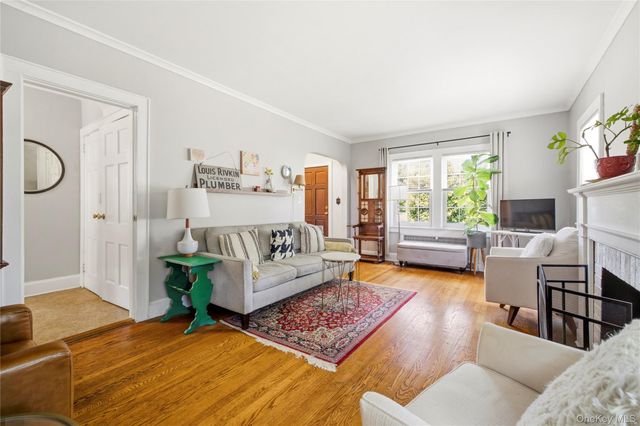 21 Maple Street, Malverne, NY 11565