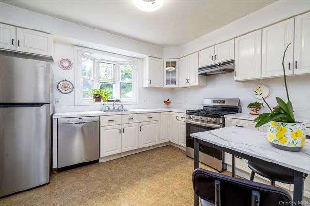 21 Maple Street, Malverne, NY 11565
