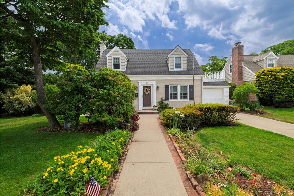 21 Maple Street, Malverne, NY 11565