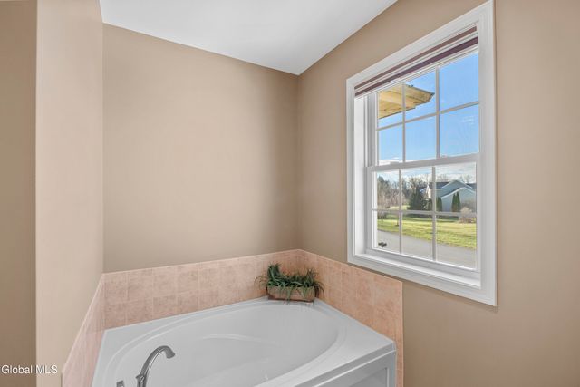 42 Chester Drive, Halfmoon, NY 12118