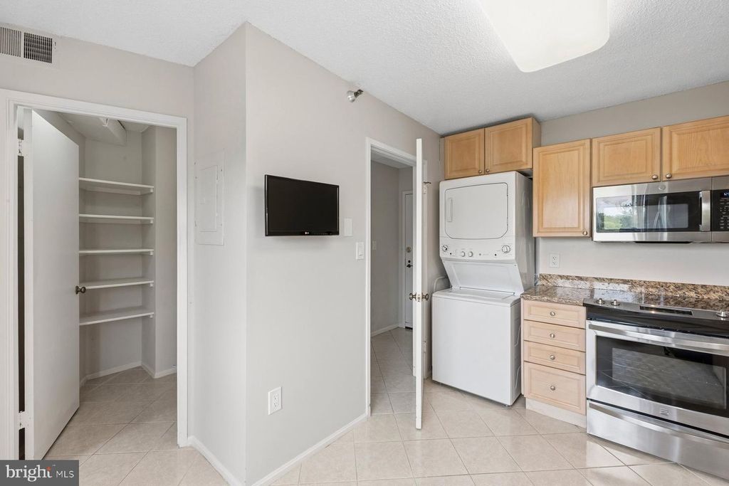 Image 11 of property listing at 15101 INTERLACHEN DR #1-412, Silver Spring, MD 20906