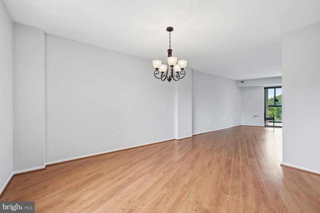 Image 12 of property listing at 15101 INTERLACHEN DR #1-412, Silver Spring, MD 20906