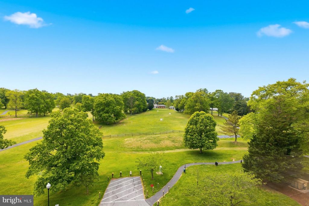 Image 16 of property listing at 15101 INTERLACHEN DR #1-412, Silver Spring, MD 20906