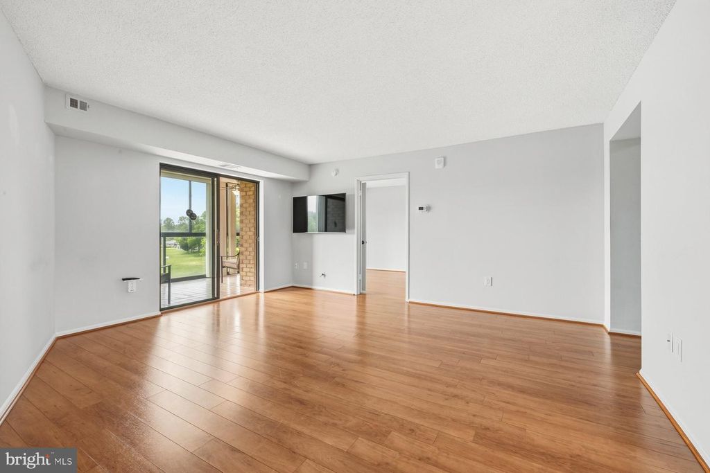 Image 18 of property listing at 15101 INTERLACHEN DR #1-412, Silver Spring, MD 20906