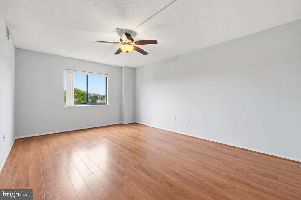Image 22 of property listing at 15101 INTERLACHEN DR #1-412, Silver Spring, MD 20906