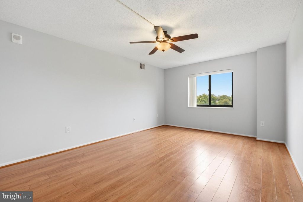 Image 23 of property listing at 15101 INTERLACHEN DR #1-412, Silver Spring, MD 20906