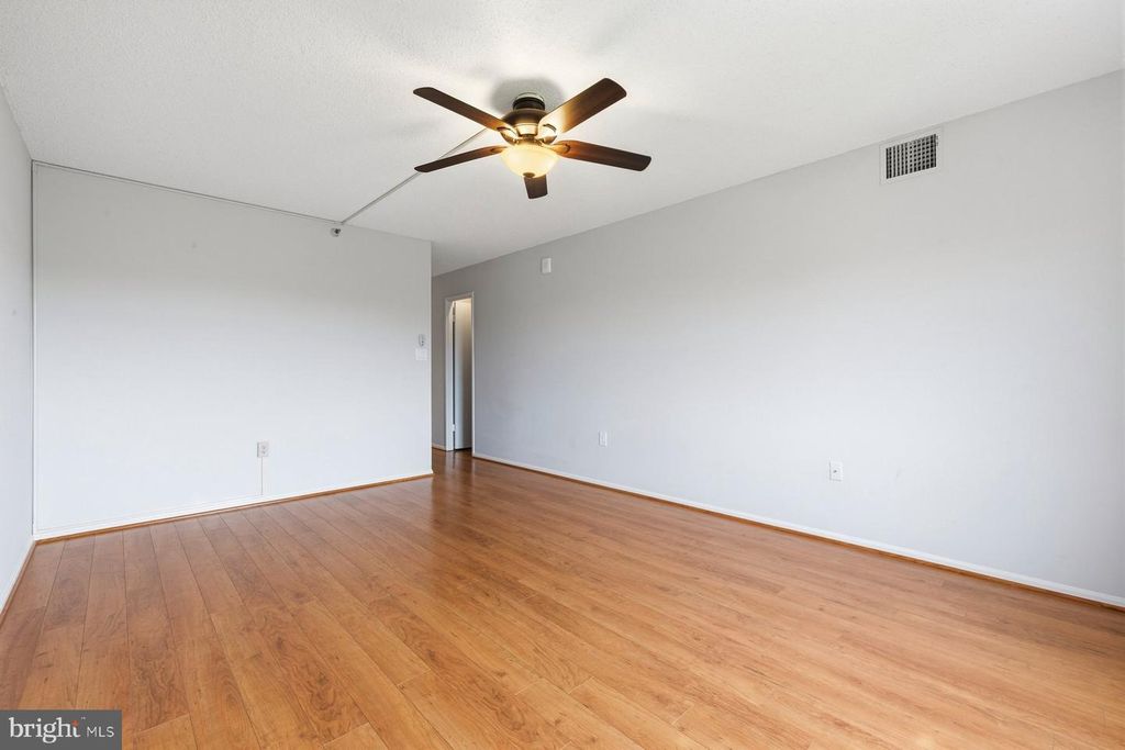 Image 24 of property listing at 15101 INTERLACHEN DR #1-412, Silver Spring, MD 20906