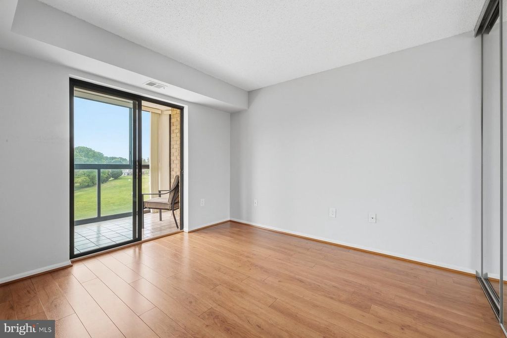 Image 31 of property listing at 15101 INTERLACHEN DR #1-412, Silver Spring, MD 20906