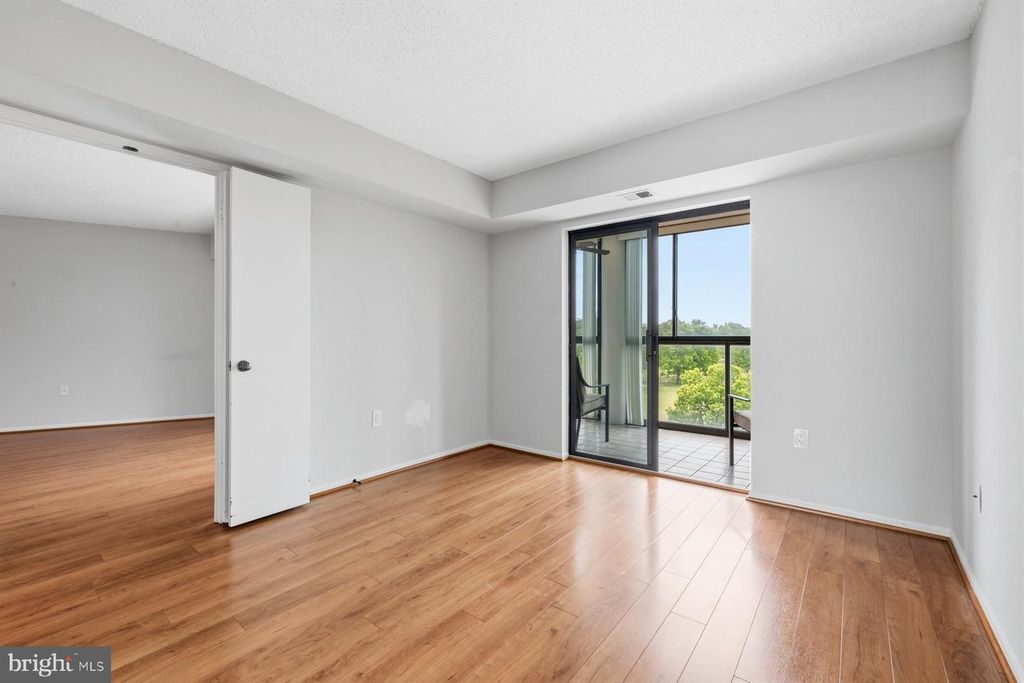 Image 32 of property listing at 15101 INTERLACHEN DR #1-412, Silver Spring, MD 20906