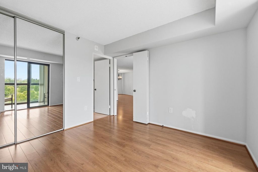 Image 33 of property listing at 15101 INTERLACHEN DR #1-412, Silver Spring, MD 20906