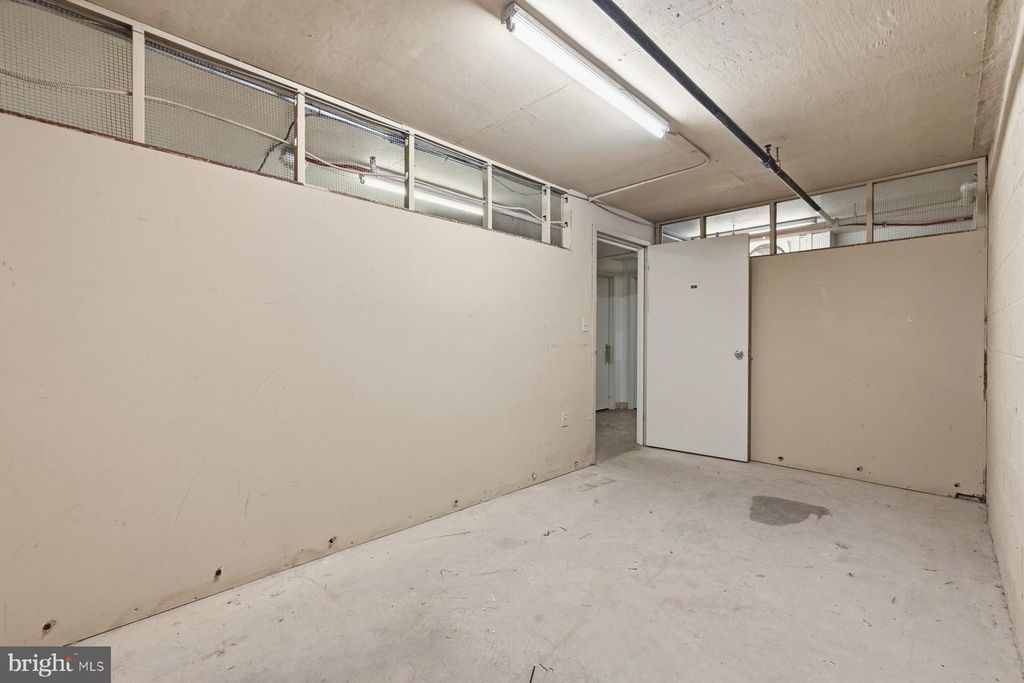 Image 37 of property listing at 15101 INTERLACHEN DR #1-412, Silver Spring, MD 20906