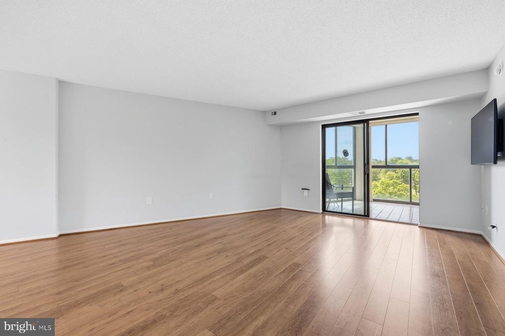 Image 4 of property listing at 15101 INTERLACHEN DR #1-412, Silver Spring, MD 20906