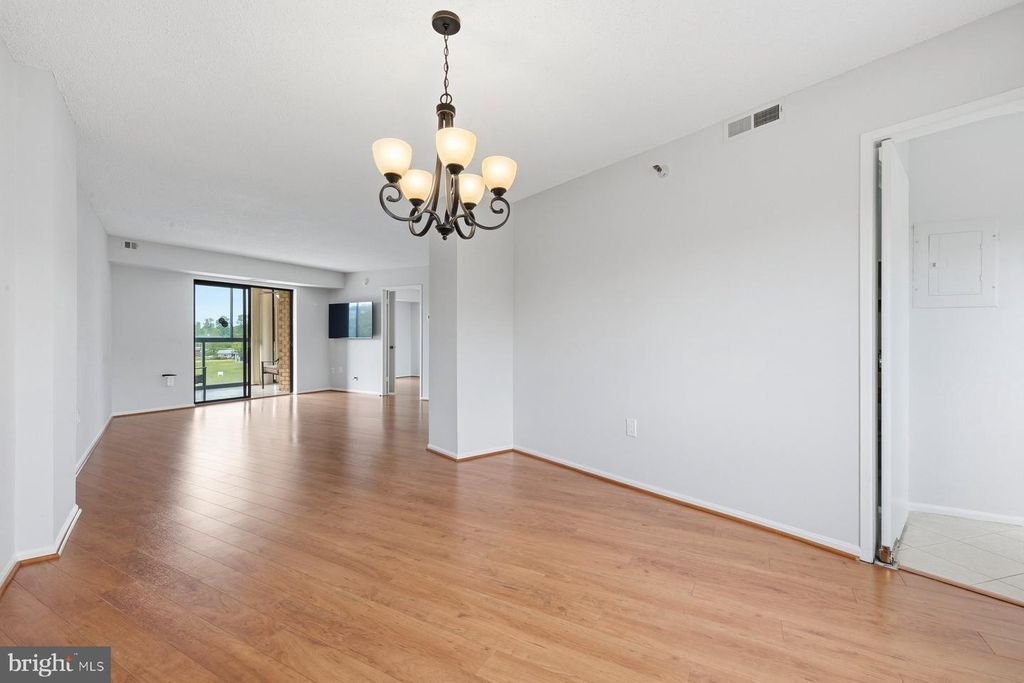 Image 6 of property listing at 15101 INTERLACHEN DR #1-412, Silver Spring, MD 20906