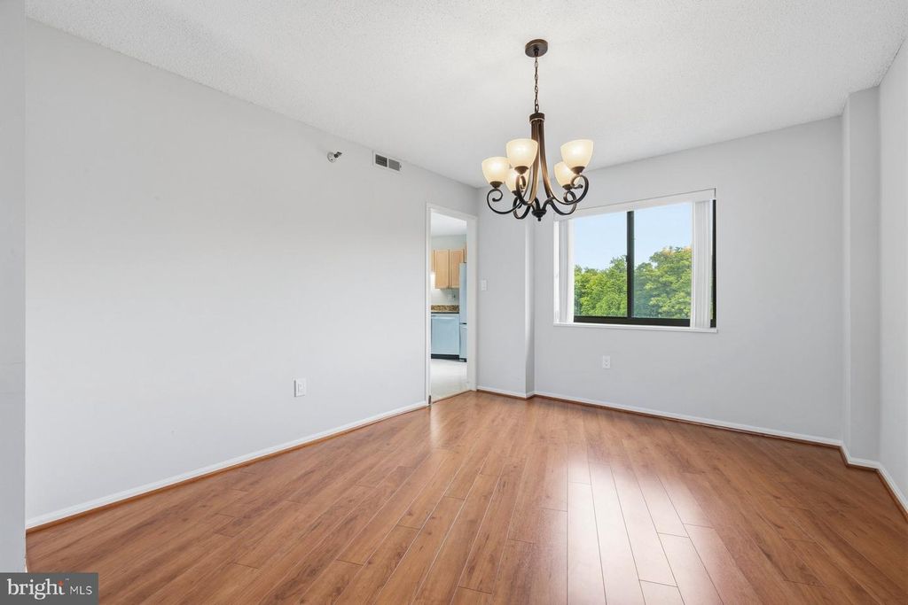 Image 7 of property listing at 15101 INTERLACHEN DR #1-412, Silver Spring, MD 20906