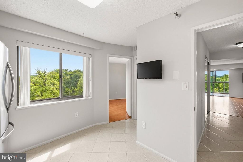 Image 8 of property listing at 15101 INTERLACHEN DR #1-412, Silver Spring, MD 20906