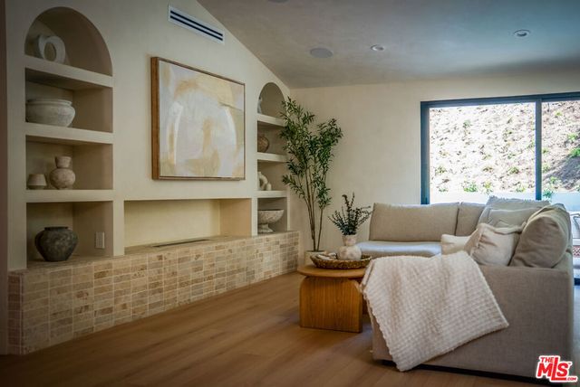 20466 Miranda Street, Woodland Hills, CA 91367
