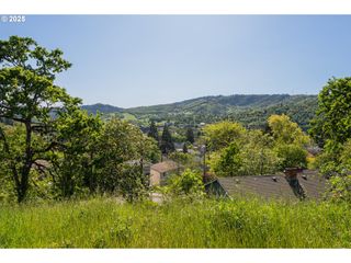 1294 Se KANE St, Roseburg, OR 97470