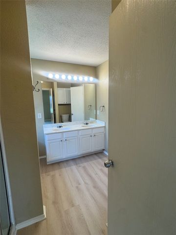 908 Cedar Ridge Lane, Burleson, TX 76028