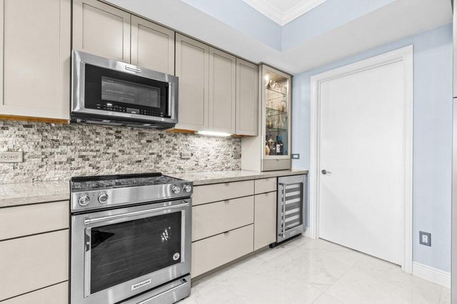 2650 Lake Shore Drive 406, Riviera Beach, FL 33404