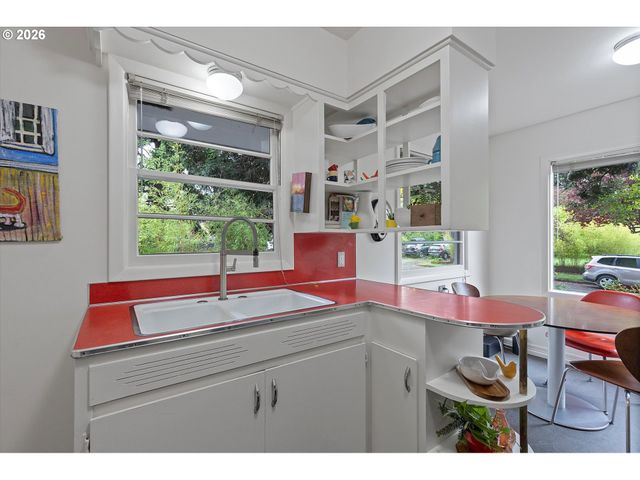 8604 N VAN HOUTEN Ave, Portland, OR 97203