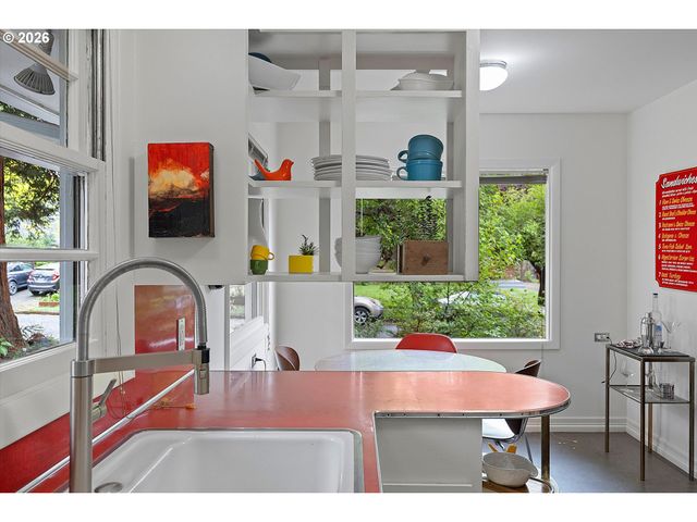 8604 N VAN HOUTEN Ave, Portland, OR 97203