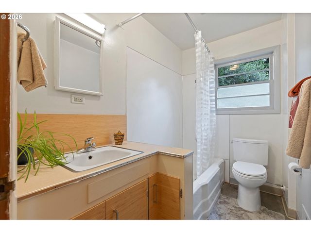 8604 N VAN HOUTEN Ave, Portland, OR 97203