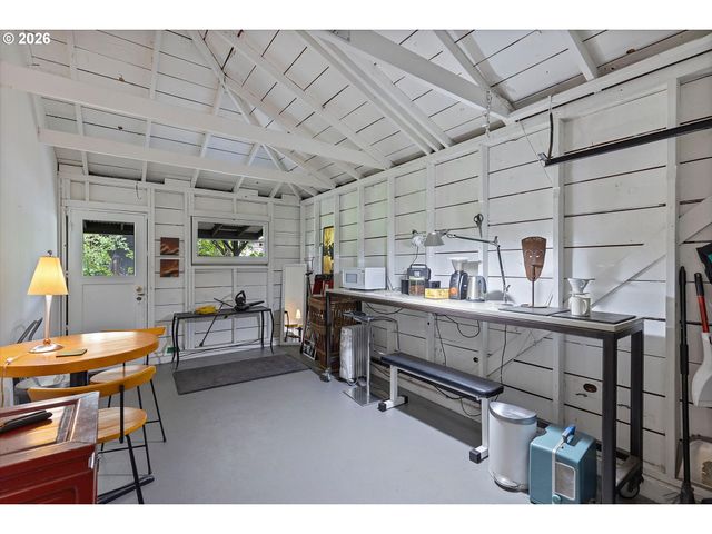 8604 N VAN HOUTEN Ave, Portland, OR 97203