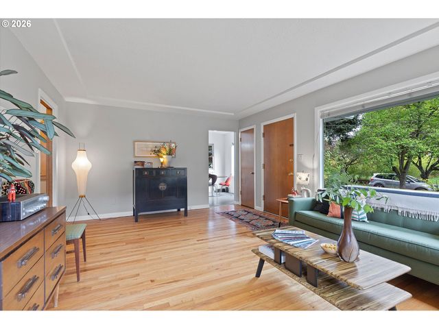 8604 N VAN HOUTEN Ave, Portland, OR 97203