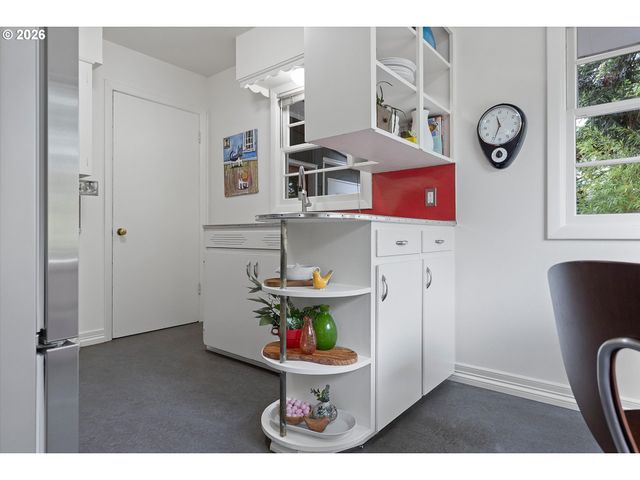 8604 N VAN HOUTEN Ave, Portland, OR 97203