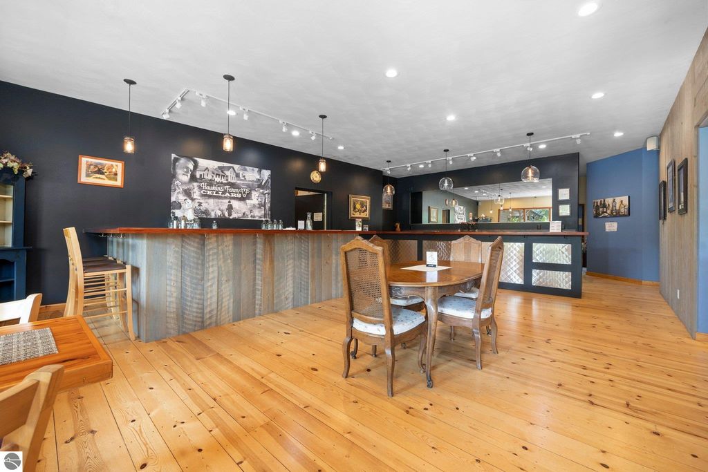 Image 5 of property listing at 5046 S West Bay Shore # 2, Suttons Bay, MI 49682