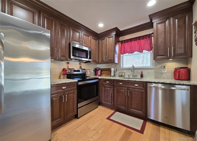 31 Stanley Drive, Shirley, NY 11967